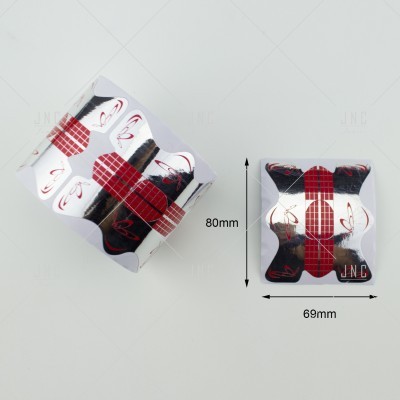 Duas embalagens de cartão branco e vermelho com padrões gráficos e produtos escuros dentro, medidas 80x69mm