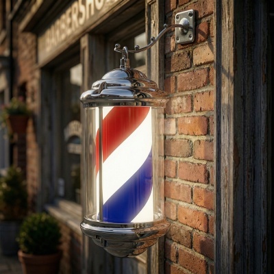 Luminária de barbearia com faixas vermelhas, brancas e azuis montada numa parede de tijolos vermelhos