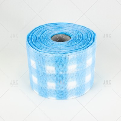 Rolo de tecido azul claro com padrão de quadrados brancos