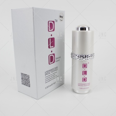 Frasco branco com detalhes prateados e embalagem branca de um produto cosmético D.L.D