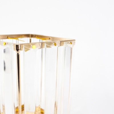 Castiçal em vidro e metal dourado com design hexagonal