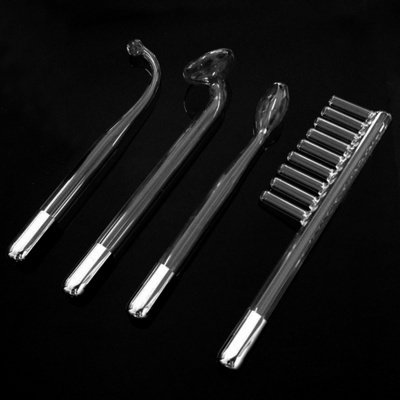 Quatro acessórios de vidro transparentes com diferentes pontas e bases metálicas