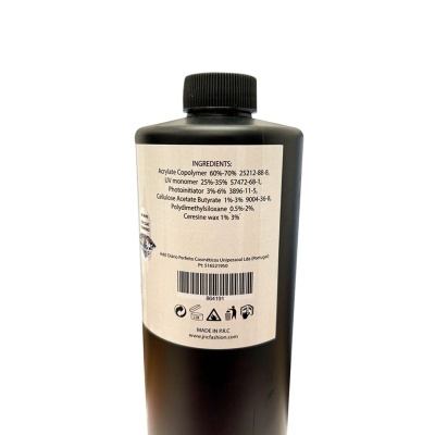 Frasco preto com etiqueta branca de ingredientes e código de barras.