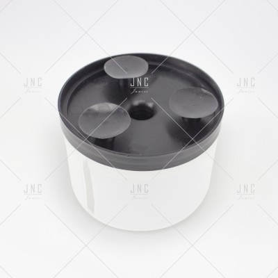 Afiador de lápis branco com tampa preta e três orifícios