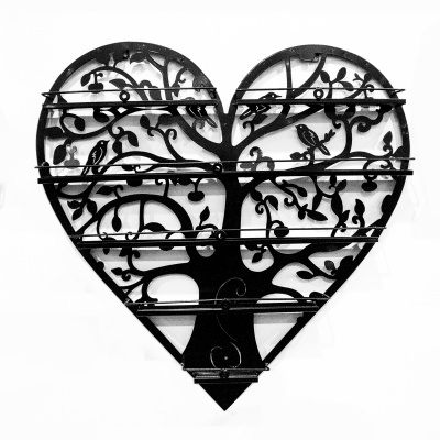 Prateleira de metal preta em forma de coração com desenho de árvore e pássaros