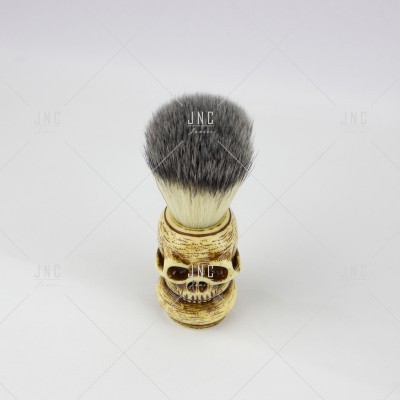 Pincel de barbear com cabo em forma de caveira amarelo envelhecido e cerdas cinzentas e brancas