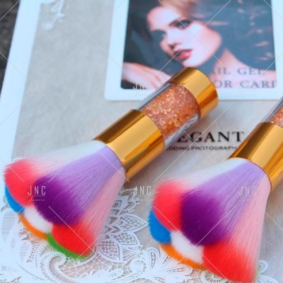 Pincéis de maquilhagem coloridos com pega dourada e cristais em fundo claro com imagem e texto