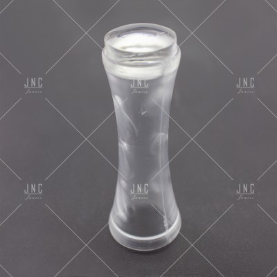 Tubo cilíndrico transparente de plástico sobre fundo cinzento