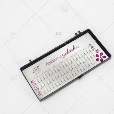 Estojo preto com pestanas postiças brancas agrupadas e texto Fashion eyelashes