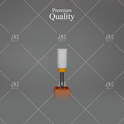 Rolo de pintura com espuma branca e suporte amarelo sobre base castanha