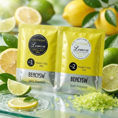 Pacotes de Jelly e Salt Packet Lemon BEACYSW com limões frescos e água ao fundo