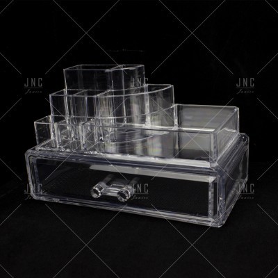 Organizador transparente em acrílico com várias divisórias e gaveta em fundo preto