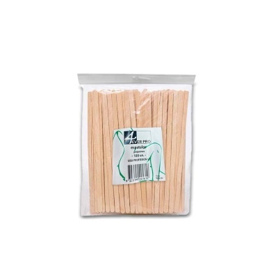 Pacote transparente com espátulas de madeira claras e etiqueta com texto