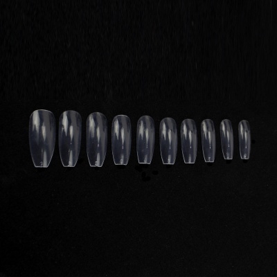 Conjunto de unhas postiças transparentes de vários tamanhos sobre fundo preto