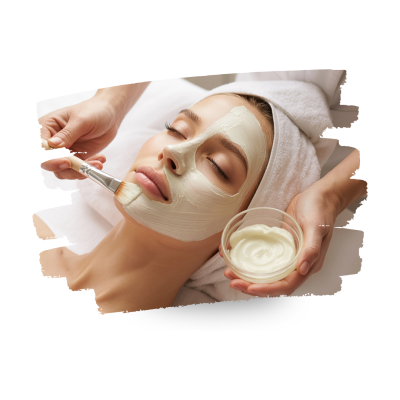 Pessoa com máscara facial branca sendo aplicada com pincel