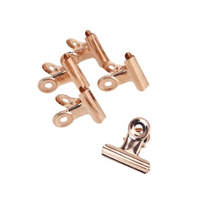 Cinco clipes metálicos dourados com alça circular em fundo branco