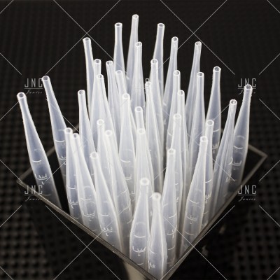 Pontas de pipeta de plástico transparente organizadas num suporte metálico