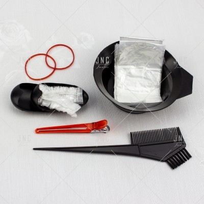 Acessórios para coloração de cabelo em fundo branco