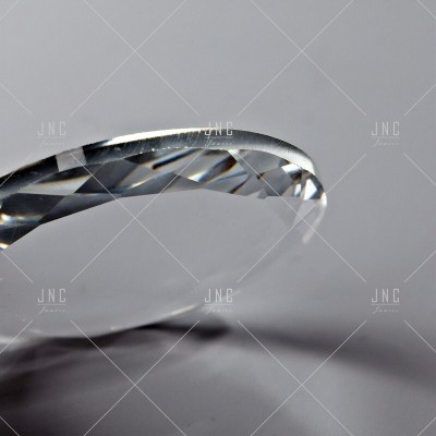 Lente de óculos transparente em fundo cinzento