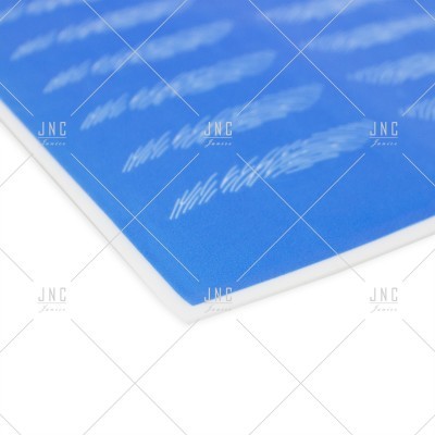 Folha azul com marcas brancas borradas