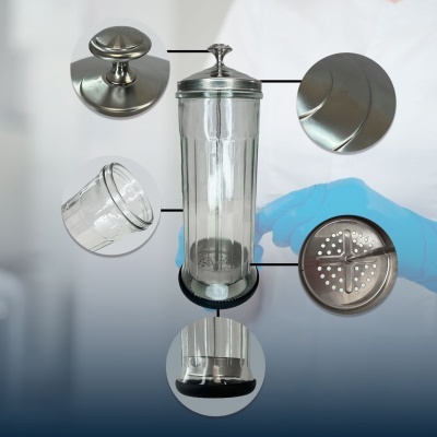 Frasco cilíndrico de vidro com tampa e base metálicas