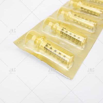 Pack de ampolas douradas com seringas embutidas numa embalagem blister dourada