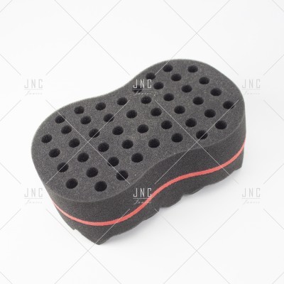 Esponja preta com orifícios e faixa vermelha