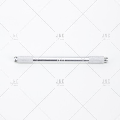 Ferramenta metálica cilíndrica prateada com textura antiderrapante