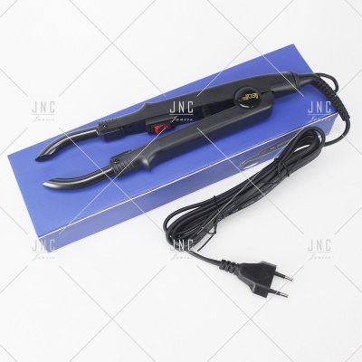 Alisador de cabelo preto com cabo elétrico numa caixa azul