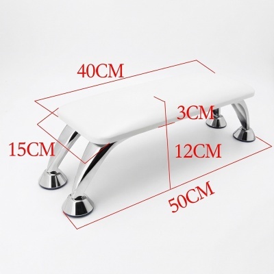 Banco pequeno branco com pés metálicos e medidas em centímetros