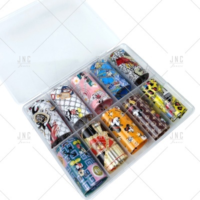 Conjunto de rolos de papel autocolante decorativo com diversos padrões coloridos em caixa plástica.