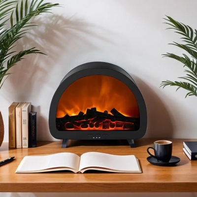 Lareira elétrica decorativa preta com efeito de chamas e itens sobre mesa de madeira