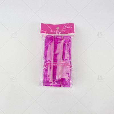 Rolos de cabelo cor-de-rosa embalados em plástico transparente