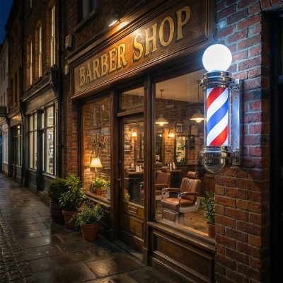 Fachada de barbeiro com letreiro BARBER SHOP e lâmpada de parede com padrão vermelho, azul e branco