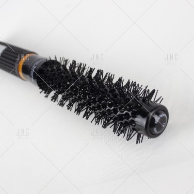 Escova redonda preta para cabelo com cerdas sintéticas e cabo preto com detalhe laranja