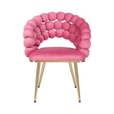 Cadeira rosa almofadada com pernas metálicas douradas