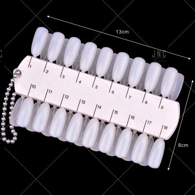 Paleta plástica com 18 amostras de unhas em tons nude, numeradas, com corrente metálica, sobre fundo preto.