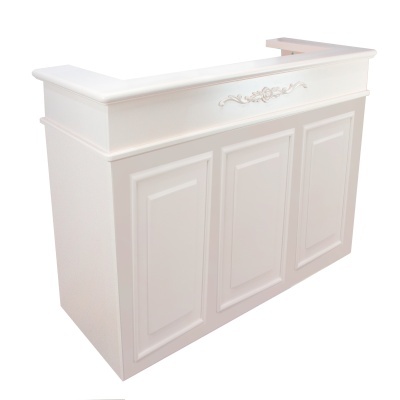 Balcão de receção branco com decoração entalhada e painéis em relevo nas portas