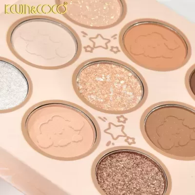 Paleta de sombras KEVIN&COCO com nove tons variados entre mate e glitter