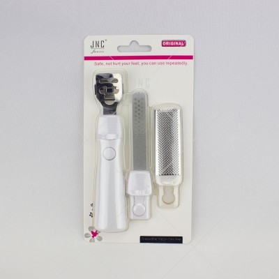 Conjunto de ferramentas para cuidados dos pés em embalagem branca com acessórios metálicos