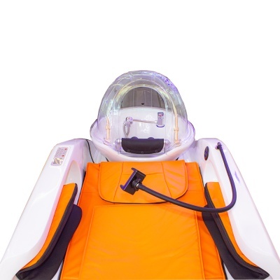 Cápsula de banho branca com assento almofadado laranja e estrutura transparente