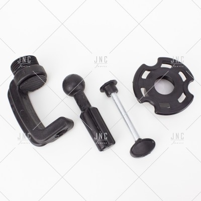 Conjunto de quatro peças pretas variadas para montagem sobre fundo branco