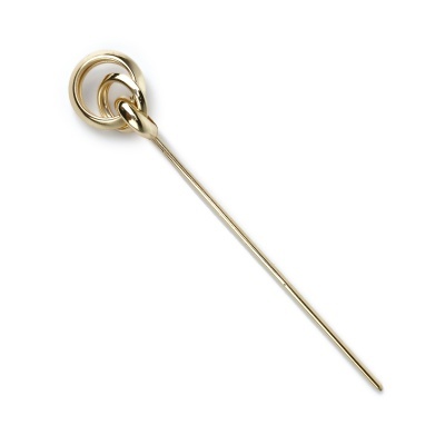 Alfinete dourado com argolas entrelaçadas numa extremidade