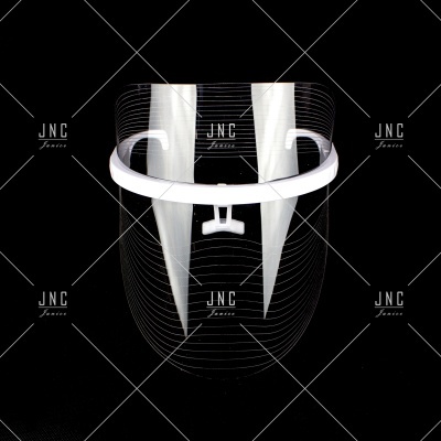 Viseira facial transparente com armação branca sobre fundo preto