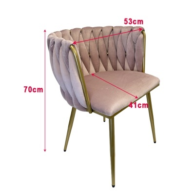 Cadeira rosa claro estofada com pernas douradas e medidas indicadas.