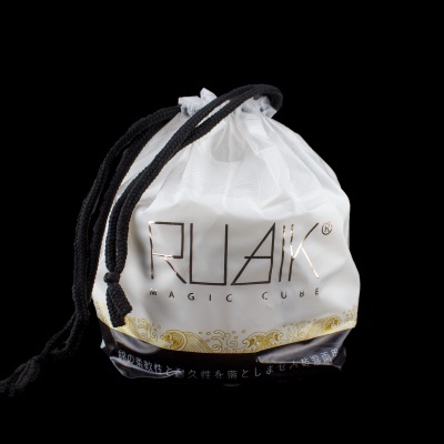 saco branco com cordão preto e texto dourado RUAiK MAGIC CUBE