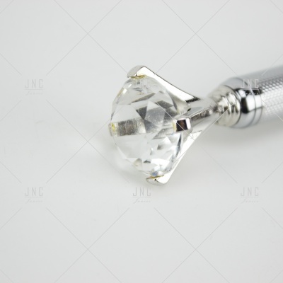 Anel prateado com pedra transparente facetada