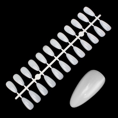 Conjunto de unhas postiças brancas sobre fundo preto