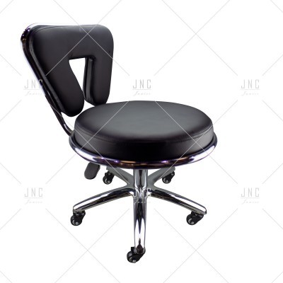 Cadeira de escritório preta com base metálica cromada e rodas