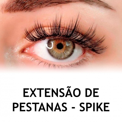 Olho com extensão de pestanas Spike e texto informativo